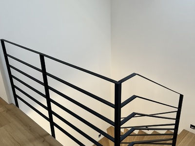 lakované zábradlí na vnitřní schodiště 