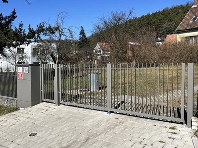 zhotovení dvoukřídlé brány se vstupní brankou