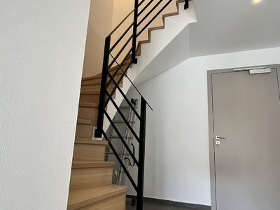 vnitřní lakované zábradlí na schodiště