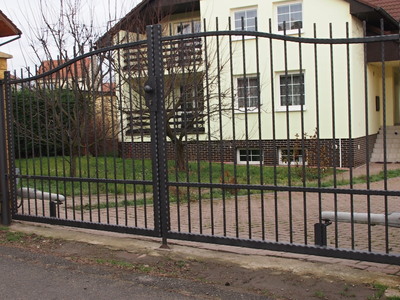 Kovaná brána dvoukřídlá