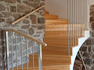 Nerezové zábradlí se svislou výplní a dřevěným madlem