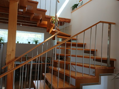 Nerezové zábradlí se svislou výplní a dřevěným madlem