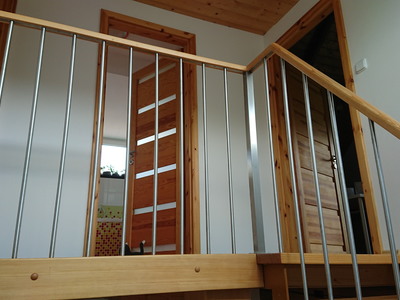 Nerezové zábradlí se svislou výplní a dřevěným madlem