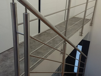 Nerezové zábradlí na galerii a schodišti