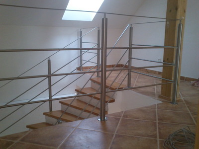 Nerezové zábradlí s přípravou na dřevěné madlo