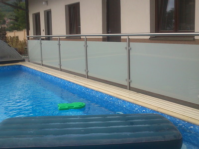 Nerezové zábradlí u bazénu