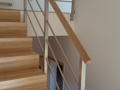 Nerezové zábradlí na schodišti a galerii s dřevěným madlem