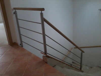 Nerezové zábradlí na schodišti a galerii s dřevěným madlem