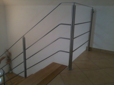 Nerezové zábradlí schodiště s přípravou na dřevěné madlo