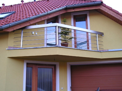 Nerezové zábradlí s masívním madlem